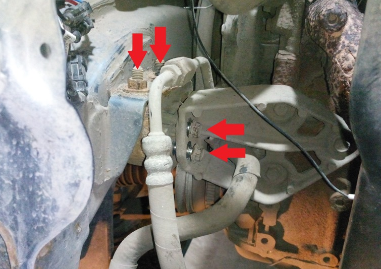 Откручиваем правую подушку