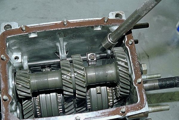 Болт крепления вилки 3 и 4 скоростей