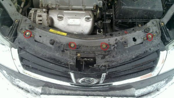 Болты, крепящие решетку радиатора