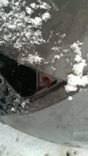 Болт под решеткой