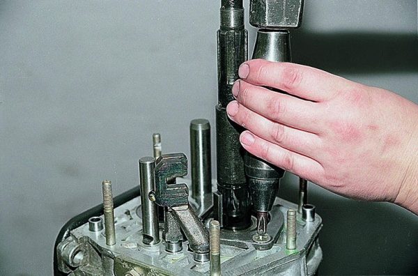 Пластина подшипника и оси шестерни заднего хода