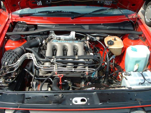 Моторный отсек Volkswagen Golf II