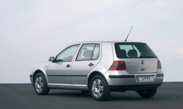 Вид сзади на «Гольф» четвёртого поколения