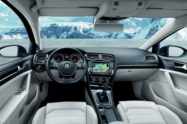 Вид на салон VW Golf VII