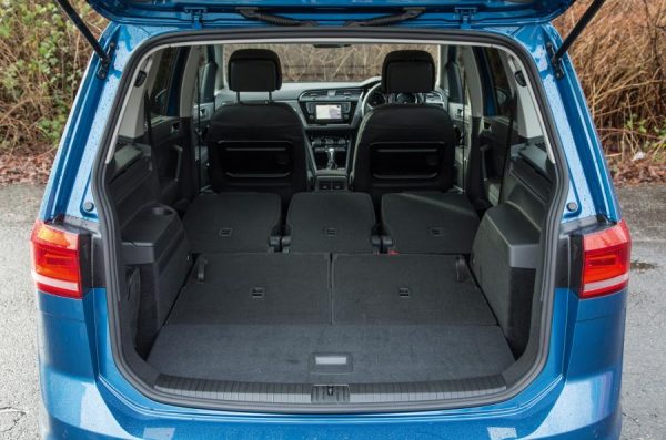 Открытый багажник VW Touran 2017 года