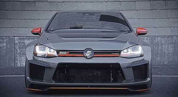 Вид спереди на хэтчбек Golf R