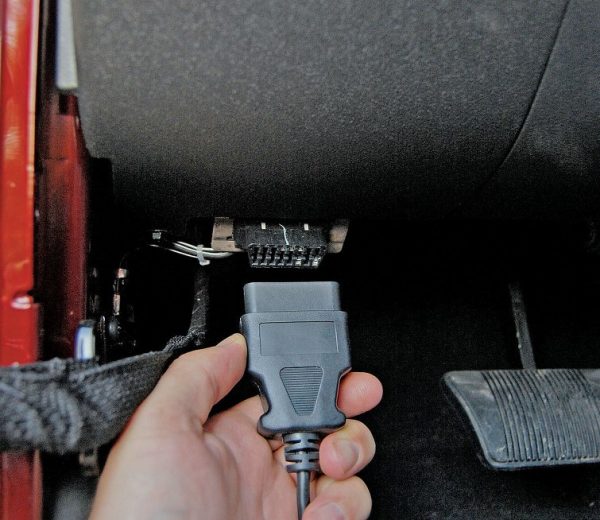 Подключение кабеля диагностического устройства в разъём ОБД-2 автомобиля