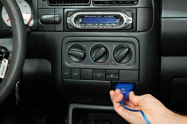 Подключение диагностического кабеля к разъёму