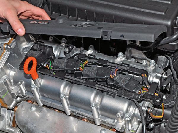 Демонтаж крышки свечей зажигания VW Polo