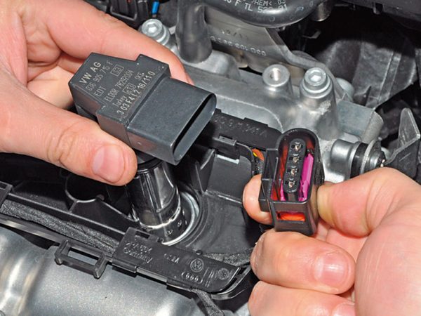 Отсоединение колодки проводов от катушки зажигания VW Polo
