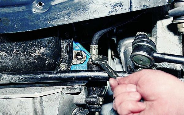 Ослабление контргайки на шланге