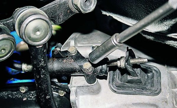 Откручивание крепежа цилиндра