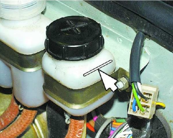 Уровень тормозной жидкости в бачке сцепления