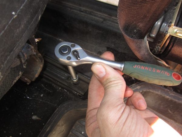 Откручивание задних болтов