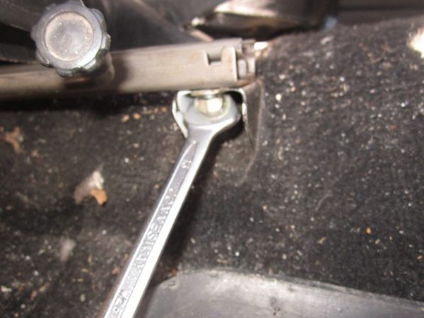 Откручивание передних болтов