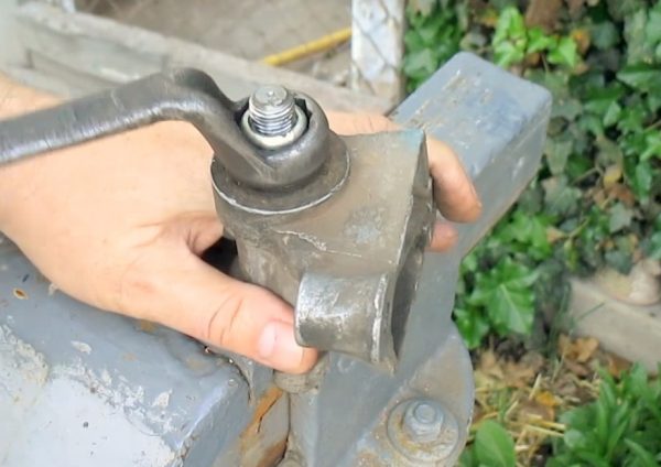 Отворачивание гайки