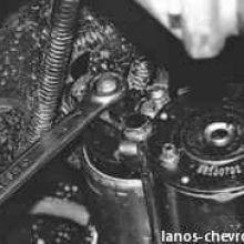 Откручиваем гайку силового кабеля