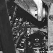 Откручиваем гайку управляющего провода