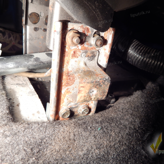 Откручиваем крепления механизма переключения передач