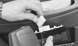 Отсоединяем колодку проводов