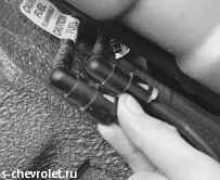 Отсоединяем нагнетающий и сливной шланги