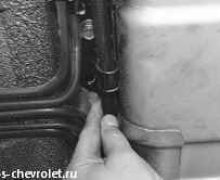 Отсоединяем тросик стояночного тормоза