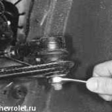 Отворачиаем гайку, которая крепит шаровый палец
