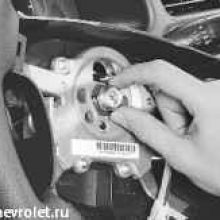 Полностью откручиваем гайку крепления руля