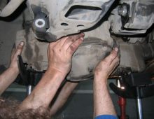 Устанавливаем на место коробку