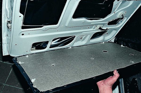 Снятие обшивки с двери