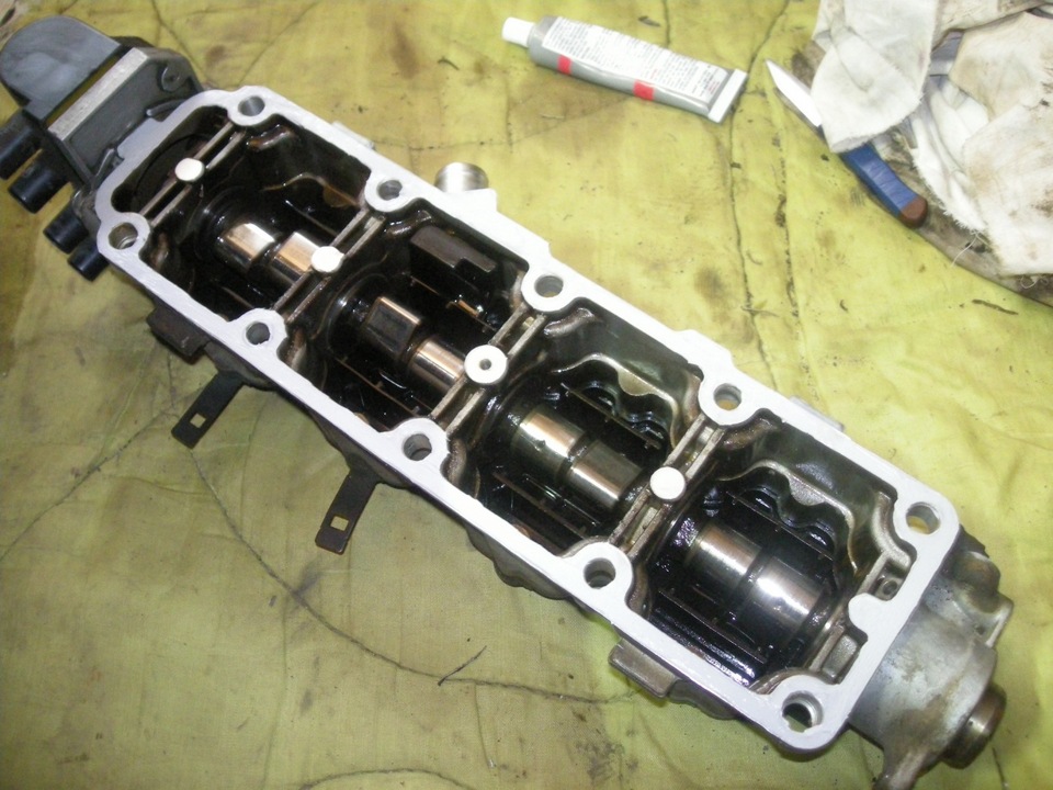 Смазываем крышку герметиком