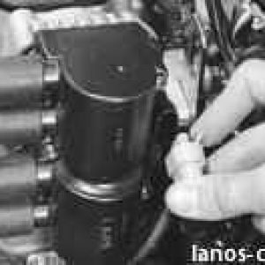 Отсоединяем колодку проводов