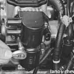 Отворачиваем гайки, на которых крепится катушка