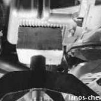 Устанавливаем опору под картер