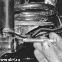 Извлекаем амортизатор из проушин кронштейна